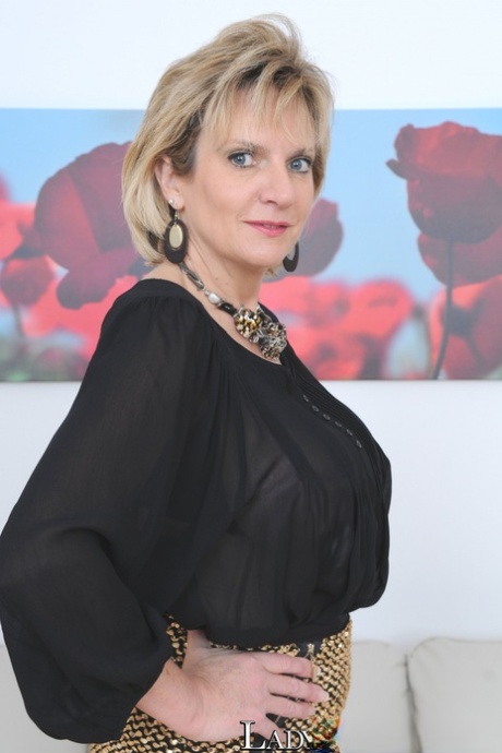 Британская леди Леди Соня обнажает свои нейлоновые топы во время показа верхней юбки 2