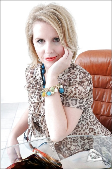 Развратная зрелая леди с большими сиськами раздевается и раздвигает ноги 1