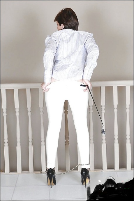 Зрелая фетишистка на высоких каблуках обнажает свою сексуальную попку и лысую киску 10