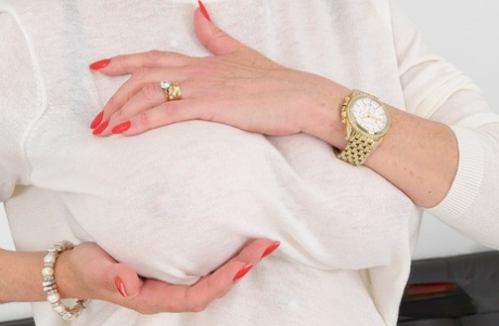 Британка леди Соня ласкает свою увеличенную грудь во время съемки крупным планом 12