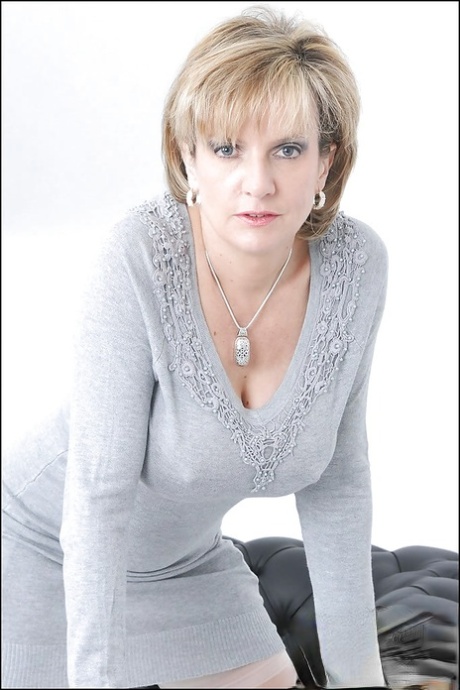 Потрясающая модель леди Соня снимает свои потрясающие белые трусики 1