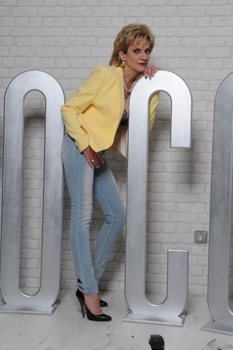 Зрелая британка леди Соня обнажает свои большие сиськи, прежде чем стянуть джинсы 4