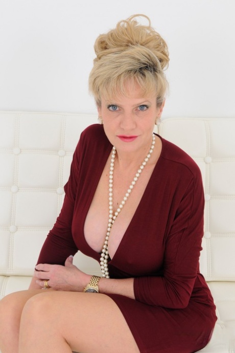 Зрелая британская блондинка Соня щиплет себя за соски, показывая свои сиськи 1