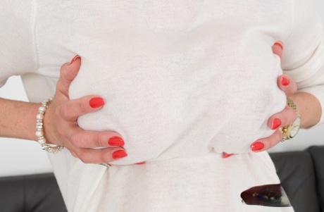 Британка леди Соня ласкает свою увеличенную грудь во время съемки крупным планом 8