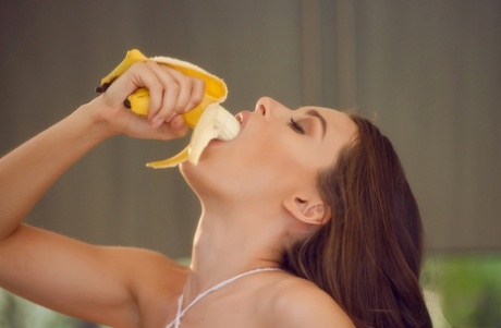 Девушка-подросток Лана Роудс ест банан в откровенном нижнем белье и белых чулках 6