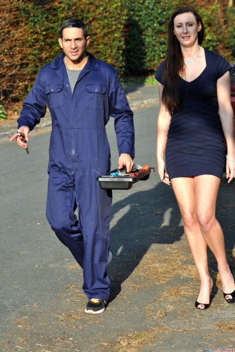 Высокая женщина Лара Латекс трахает киску в рот в нейлоновых чулках в паре с подвязками 1