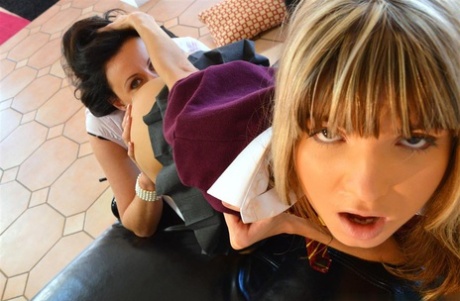 Кудрявая британская милфа Лара занимается любовью с молоденькой лесбиянкой-подростком 15