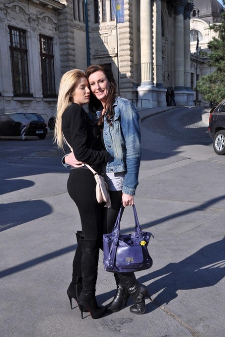 Пожилая зрелая женщина соблазняет молодую блондинку на жарком свидании в общественном туалете 1