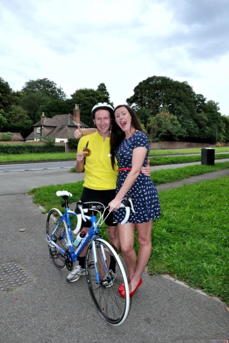 Старая шлюха в юбке с оборками наклоняется, чтобы получить глубокий анальный трах от молодого парня 1