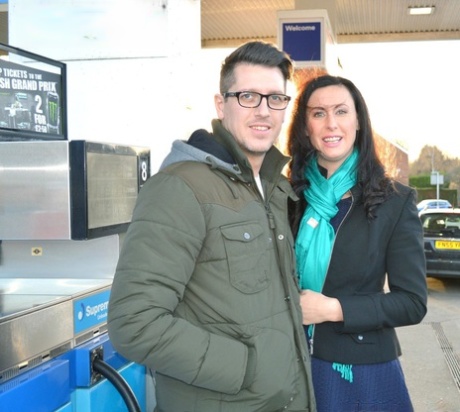 Горячая пожилая женщина подцепляет парня помоложе для жесткого траха в черных нейлоновых чулках 1