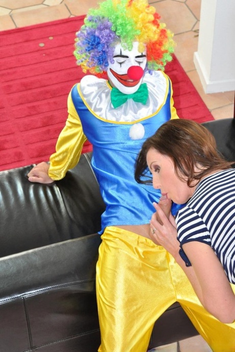 Зрелая дама занимается сексом с клоуном в нейлоновых чулках и подвязках 7