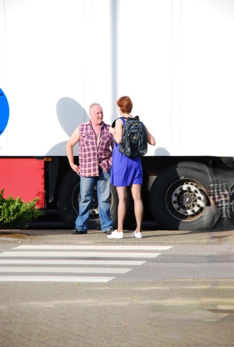 Пожилая британская леди подцепляет водителя грузовика и глупо трахается с ним у себя дома 1