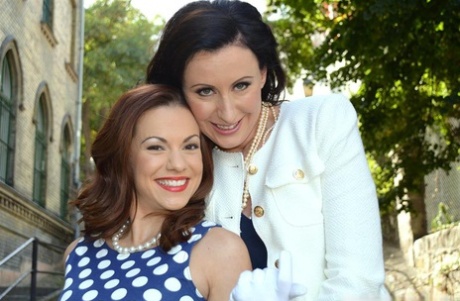 Пожилая зрелая Лара заводит себе товарища по играм помоложе, чтобы немного развлечься лизанием киски 4