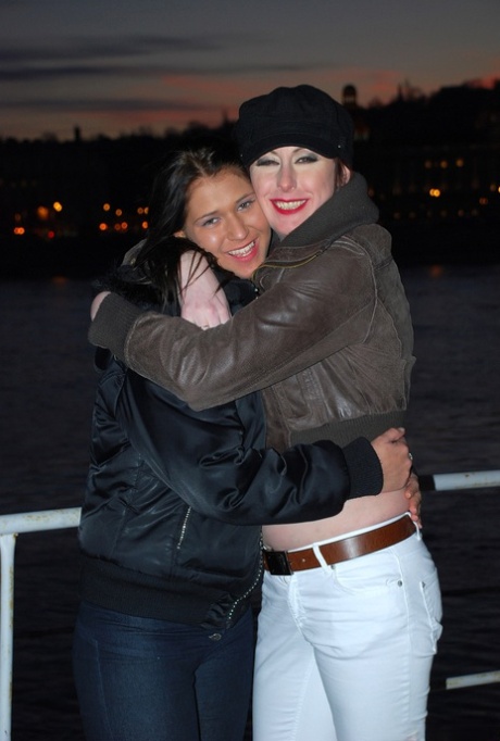 Лесбиянки постарше и помоложе мастурбируют вибраторами во время секса в нейлоновых чулках 3