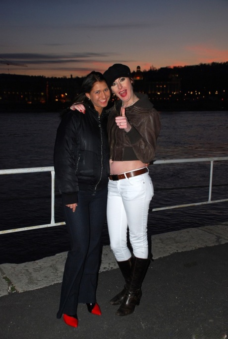 Лесбиянки постарше и помоложе мастурбируют вибраторами во время секса в нейлоновых чулках 2