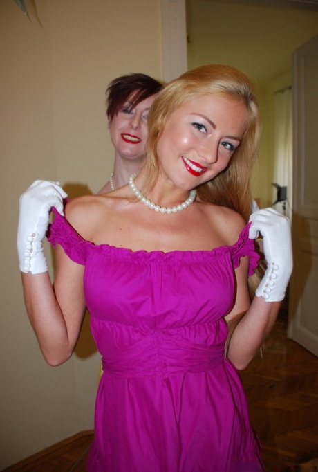 Старые и молодые лесбиянки бродят по улицам перед сексом дома в нейлоновых чулках 5