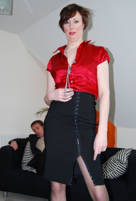 Зрелая женщина с короткими волосами соблазняет парня в нейлоновой юбке без трусиков 2