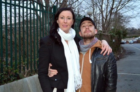 Зрелая дама приглашает парня помоложе трахнуть ее в попку 2