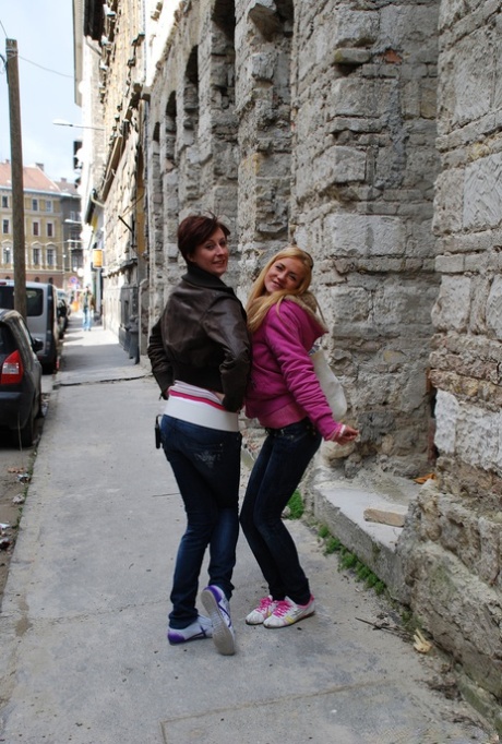 Старые и молодые лесбиянки бродят по улицам перед сексом дома в нейлоновых чулках 2