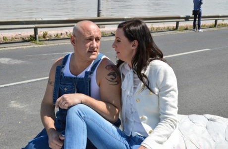 Брюнетка подцепляет моряка в доках для быстрого секса в нейлоновых чулках 2