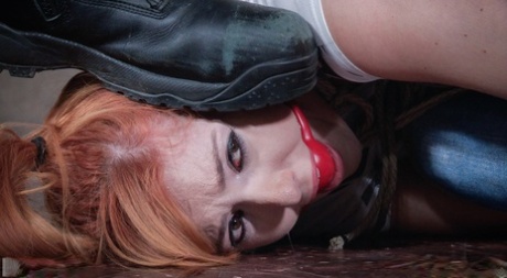 Обнаженная рыжеволосая Лорен Филлипс страдает от унижений в рабстве 6