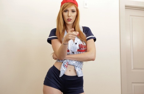 Рыжеволосая мамочка Лорен Филлипс и падчерица Лилли Холл трахаются втроем 9