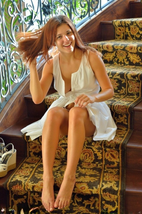 Сексуальная рыжеволосая красотка в белой юбке вставляет фаллоимитатор в свою тугую киску 1