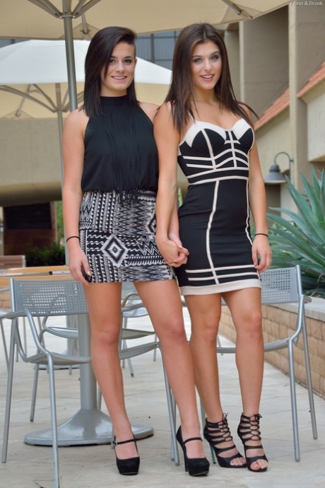 Девушки-лесбиянки мастурбируют на общественном патио, прежде чем повеселиться в лифчике и трусиках 1