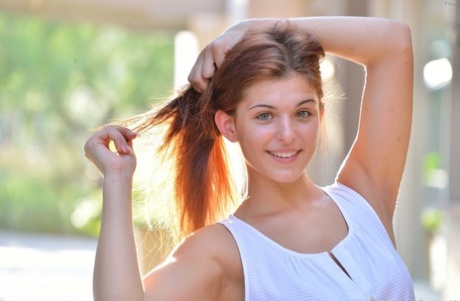 Красивая девушка-подросток без трусиков демонстрирует свое обнаженное тело на тротуаре 7