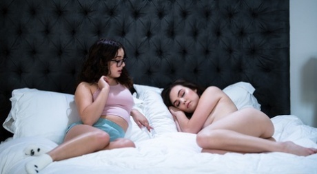 Web Young Я всегда ложусь спать обнаженной, Сцена 01 7