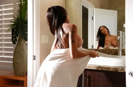 Татуированная брюнетка Лела Стар принимает горячую ванну абсолютно голой 2