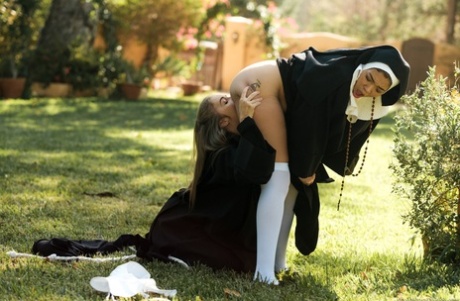 Похотливые монахини Кэссиди Бэнкс и Лена Пол становятся лесбиянками на лужайке 2