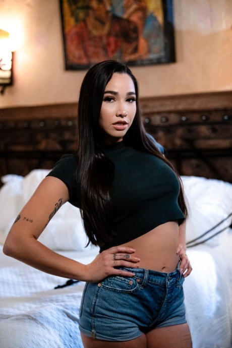 Лена Пол обнажает свои большие сиськи на кровати, в то время как Карли Грей обнажает черный лифчик 7