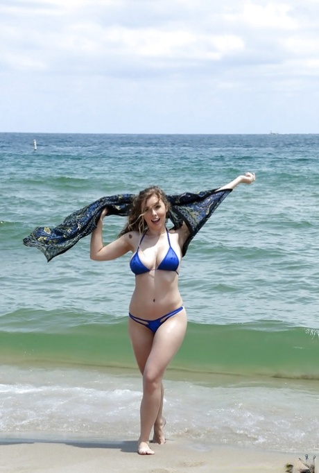 Пляжная красотка Лена Пол освобождает красивые дыни от бикини у бассейна 1