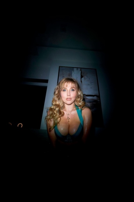 Горячие лесбиянки с большими задницами Лена Пол и Куини моделируют сексуальное белье 1