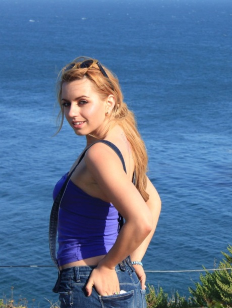 Девушка-одиночка Лекси Белль обнажает свои сиськи и задницу во время прогулки у океана 4