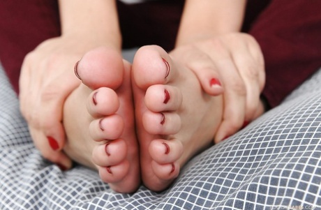 Белокурая красотка Лекси Белль обнажает свои босые ножки и раздевается догола 4