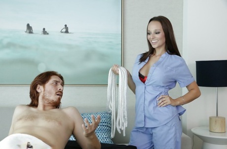 Одетая массажистка Лекси Луна дрочит большой член до счастливого конца 5