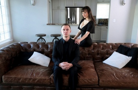 Грудастая брюнетка Лекси Луна соблазняет своего друга-мужчину без нижнего белья 2