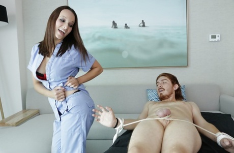 Одетая массажистка Лекси Луна дрочит большой член до счастливого конца 7