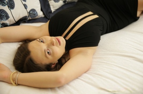 Брюнетка-одиночка Лили Лав обнажает свои большие натуральные сиськи, когда раздевается 3