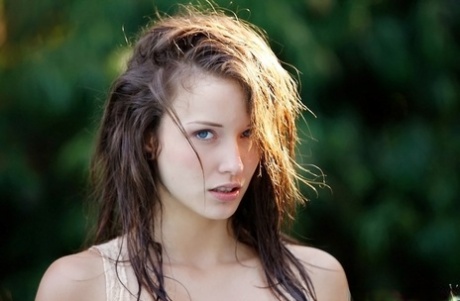 Малена Морган демонстрирует свои миниатюрные сиськи с твердыми сосками на открытом воздухе 9