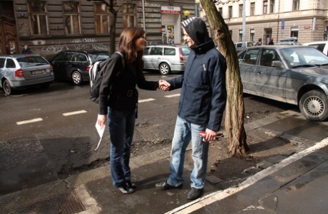 Симпатичная девушка щеголяет киской со спермой в жопе после того, как трахнулась с парнем, которого она только что встретила на улице 5