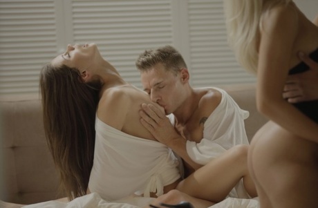 Сексуальные подружки целуются и лижут киски, пока их бойфренды смотрят на это 9