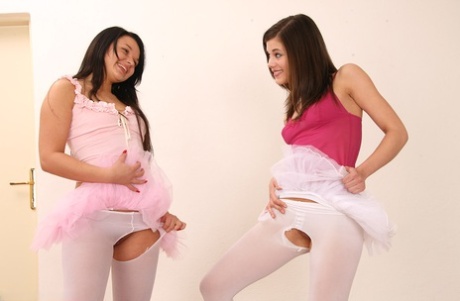 Молодые девушки занимаются лесбийским сексом в рваных колготках и пачках во время урока танцев 4