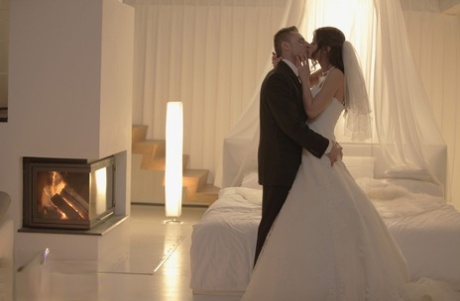 Горячая молодая невеста сосет член своего нового мужа и скачет верхом на наезднице в первую брачную ночь 2