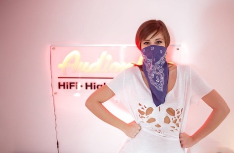 Любительская цыпочка в маске раздвигает красивую киску для домашних фото мастурбации 2