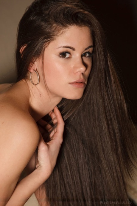 Сочная секс-бомба Каприс А наслаждается, демонстрируя свою возбужденную розовую щелочку 2