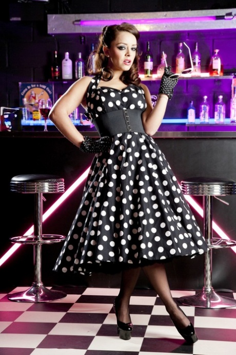 Гламурная девушка Лайза Дель Сьерра снимает платье в горошек перед межрасовым сексом 1