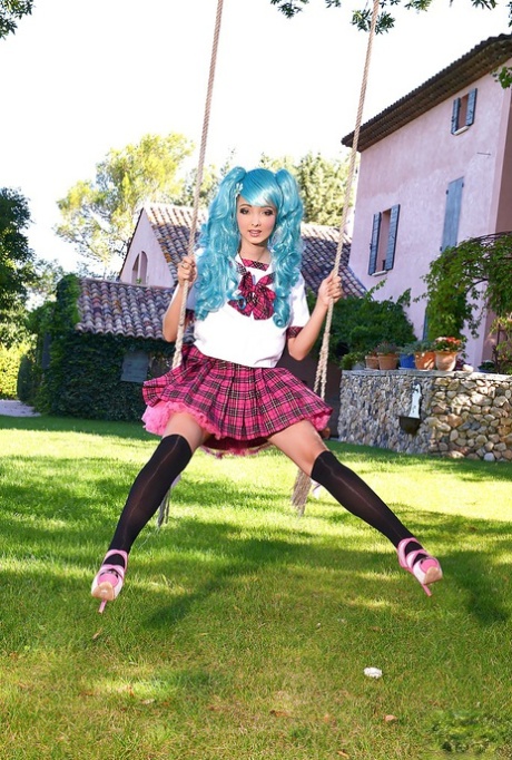 Красотка-косплеерша Люси Уайлд демонстрирует свои массивные сиськи на улице 1